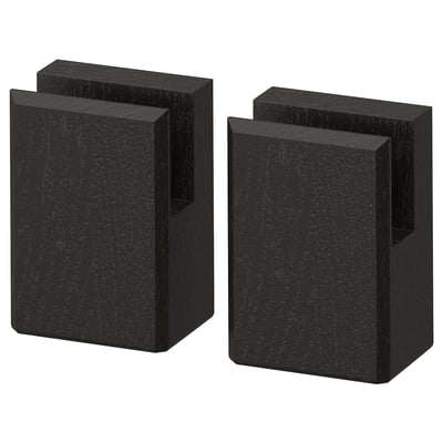 Zwei schwarze quadratische Buchstützen mit abgeschrägten Kanten und massivem Eschenmaterial.