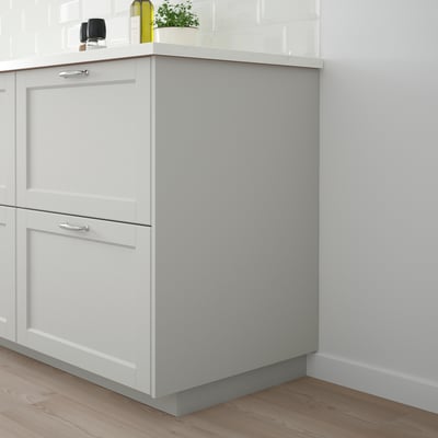 Weißer LERHYTTAN Küchenschrank mit Holzrahmen.