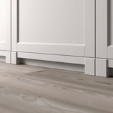 Der dekorative Küchensockel mit abgeschrägten Kanten passt zu den LERHYTTAN-Schränken und unterstreicht den rustikalen Look.