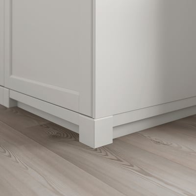 Weißes Küchenschrankbein mit abgeschrägter Kante und hellem Holzboden. Teil der LERHYTTAN Serie für einen traditionellen Look.