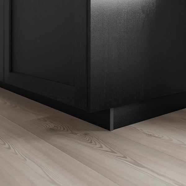 Schwarzer Sockel für den Küchenschrank, der den Bodenspalt abdeckt, Teil der LERHYTTAN-Serie.