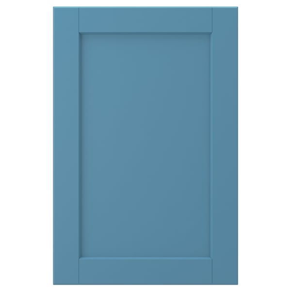 Eine blaue LERHYTTAN-Schranktür mit Holzrahmen und Furnierplatte, die für traditionelle Küchen entworfen wurde.