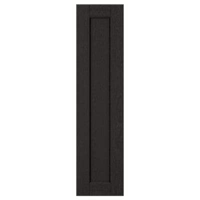 Eine LERHYTTAN Küchenschranktür in Schwarz. Es hat einen Massivholzrahmen mit abgeschrägten Kanten und einer Furnierplatte, die einen traditionellen Look bietet.