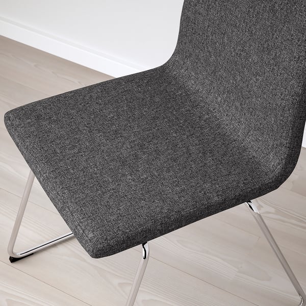 Moderner, grau gepolsterter Stuhl mit schlanken Metallbeinen, der Komfort und Stil bietet.
