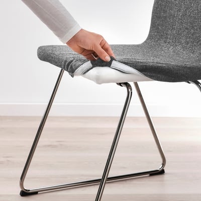 Moderner grauer LILLÅNÄS-Stuhl mit schlankem Kufengestell, gepolstertem Sitz und geschwungener Rückenlehne.