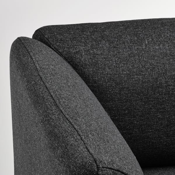 Nahaufnahme eines modernen, dunkelgrauen Stoffsofas, das sein schlankes Design und seine hochwertige Polsterung zur Geltung bringt.
