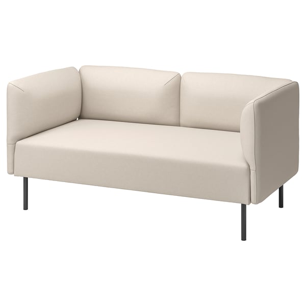 Ein beiges LILLEHEM 2-Sitzer-Sofa mit klarem Design, mit gepolsterten Sitzen und Rückenlehnen, die von schwarzen Metallbeinen getragen werden.