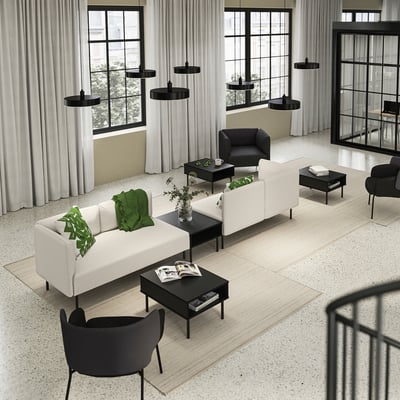 Modernes Wohnzimmer mit LILLEHEM-Sofa, grünen Akzenten, schwarzen Möbeln, großen Fenstern.