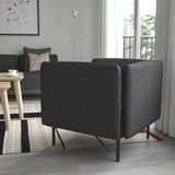 Modernes Wohnzimmer mit dunkelgrauem Lillehäm-Sofa, Sesseln und Holztisch. Gemütliches, modernes Ambiente.