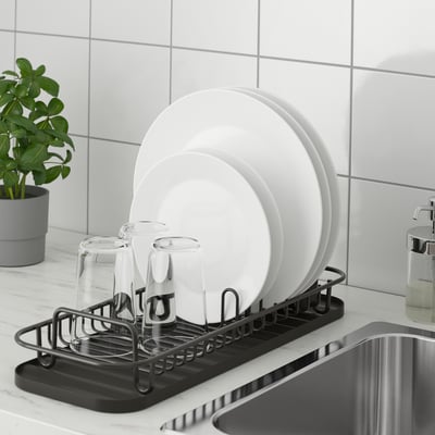 Der Küchengeschirrkorb LILLHAVET passt über Spüle oder Arbeitsplatte, trocknet Teller, Gläser und Besteck. Schwarzes Gestell mit einer Kapazität von 5 Platten.