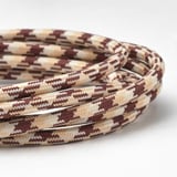 Geflochtenes USB-Kabel mit dichtem Gewebe und flexiblem Design für Langlebigkeit.