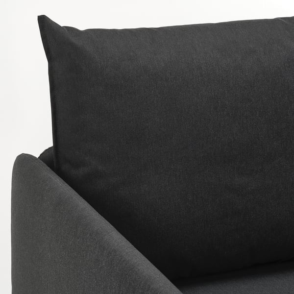 Dunkelgraues Schlafsofa, gut gepolstert mit Plüschkissen, entworfen für Komfort und Pflegeleichtigkeit.