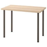 Ein LINNMON Tisch mit einer hellen Holzplatte und vier dunklen Metallbeinen. Es ist rechteckig mit einem modernen Design.