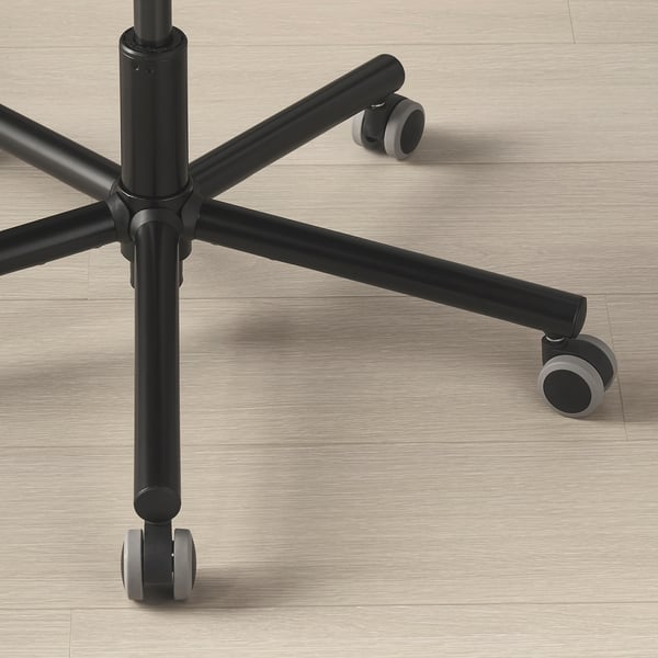 Nahaufnahme des robusten schwarzen Gaming-Stuhls mit glatten Rädern, der eine robuste Bauweise und ein schlankes Design zeigt.