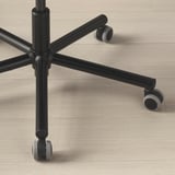 Nahaufnahme des robusten schwarzen Gaming-Stuhls mit glatten Rädern, der eine robuste Bauweise und ein schlankes Design zeigt.