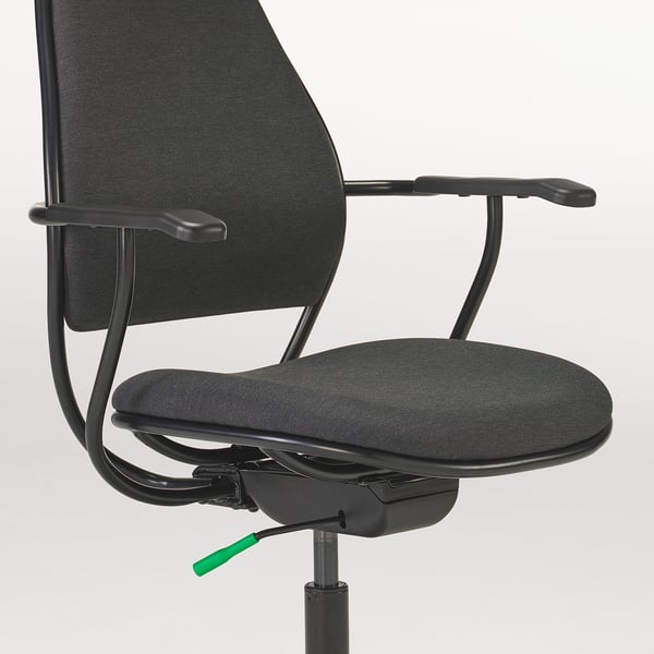 Schwarzer Gaming-Stuhl mit verstellbarem Sitz und Armlehnen, robustem Stahlrahmen und bequemem Stoffbezug.