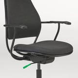 Schwarzer Gaming-Stuhl mit verstellbarem Sitz und Armlehnen, robustem Stahlrahmen und bequemem Stoffbezug.