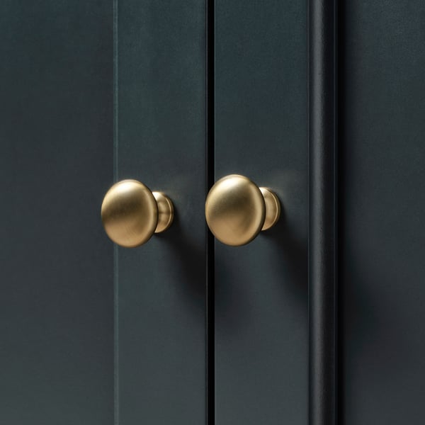 Grüner Schrank mit goldenen Knöpfen