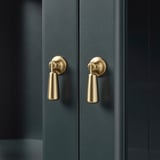Doppeltüren aus dunklem Holz mit schlanken, goldfarbenen Griffen, die Qualität und modernes Design widerspiegeln.