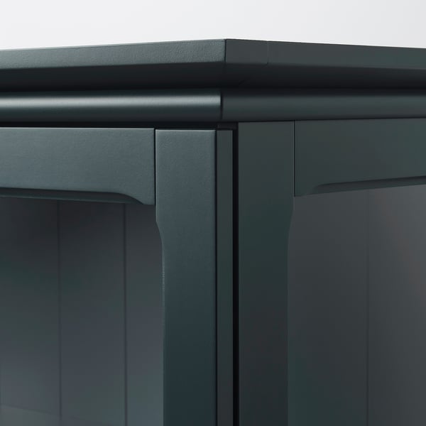 Dunkler Holzschrank mit Glastür, klare Linien, Soft-Close-Funktion.