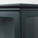 Dunkler Holzschrank mit Glastür, klare Linien, Soft-Close-Funktion.