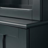 Moderner Schrank mit schlanken Kanten, sanft schließenden Türen und Glasscheibe, der Qualität und Stil zeigt.