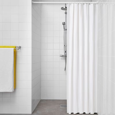 Modernes Badezimmer mit LUDDHAGTORN Duschvorhang, gelbem Handtuchhalter, weißen Handtüchern.