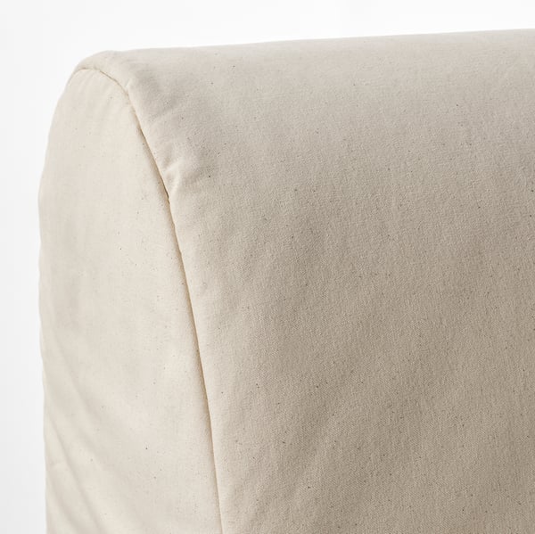 Eine Nahaufnahme eines beigen Schlafsofas mit glattem, weichem Stoff, der seine bequeme und hochwertige Polsterung hervorhebt.