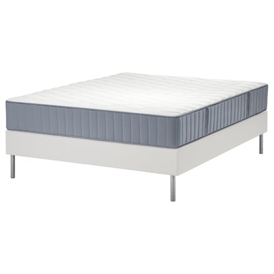 Weißes modernes Bett mit grauer Matratze, rechteckige Form, Metallbeine.