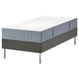 Neues graues Bett LYNGÖR: schlankes Design mit einer bequemen, rollenförmigen Matratze auf einem Federboden.