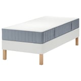 Weißes LYNGÖR Bett mit blau-grauer Matratze auf Holzbeinen.