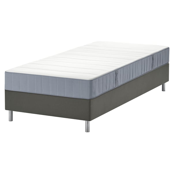 Modernes graues LYNGÖR-Bett mit weißer Matratze und Taschenfedern für mehr Komfort.