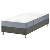 Modernes graues LYNGÖR-Bett mit weißer Matratze und Taschenfedern für mehr Komfort.