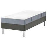 Graues Bett mit weißer Matratze auf grauem Untergestell, modernes Design mit Metallbeinen.