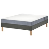 Das Bild zeigt ein LYNGÖR-Bett in Grau und Weiß mit einem Holzgestell und einer Taschenfederkernmatratze mit Schaumstoffauflage.