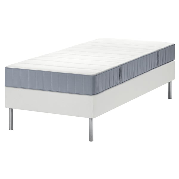 Zeigt ein weißes LYNGÖR-Bett und eine Matratze mit grauen Kanten und Metallbeinen, die ein modernes Design für bequemen Schlaf bieten.