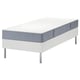 Zeigt ein weißes LYNGÖR-Bett und eine Matratze mit grauen Kanten und Metallbeinen, die ein modernes Design für bequemen Schlaf bieten.