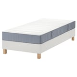 Das LYNGÖR Bett in weiß mit einer grau-blauen Matratze. Modernes Design, Holzbeine.