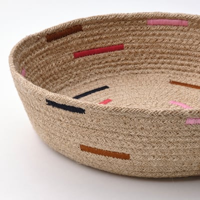 Rustikaler Jutekorb mit farbenfrohen, handgestickten Motiven, die hochwertige Handwerkskunst und natürliche Textur zeigen.