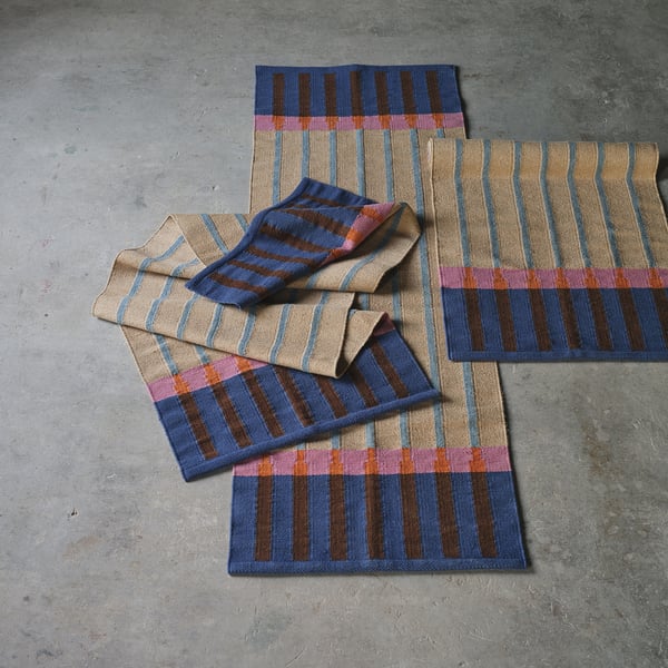 MÄVINN Jute-grau-blauer Läufer mit bunten Streifen, groß, handgewebt, oversized.