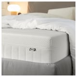 Ikea MAJSKÄR Schaumstoffmatratze mit Fernbedienung zum Einstellen des Kopfwinkels, abgebildet in weiß.