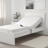 MAJSKÄR Schaumstoffmatratze im minimalistischen Schlafzimmer mit Kippfernbedienung.