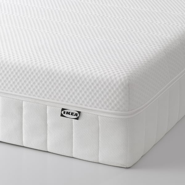 Ikea MAJSKÄR Elektroschaummatratze mit verstellbarem Kopfbereich, weißer und weicher Textur, hochwertiges Markenlogo an der Seite sichtbar.