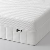 Ikea MAJSKÄR Elektroschaummatratze mit verstellbarem Kopfbereich, weißer und weicher Textur, hochwertiges Markenlogo an der Seite sichtbar.