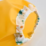 Leuchtend gelbe Schürze mit strapazierfähigem, wasserdichtem Stoff und verstellbarem Nackenriemen, zum Schutz bei kreativen Aktivitäten.