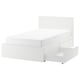 Weißes MALM-Bett mit einer offenen Schublade, schlankes, modernes Design.