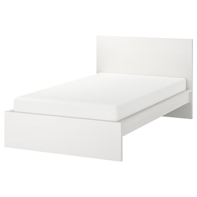 Weißes MALM-Bett: schlankes, minimalistisches Design mit hohem Kopfteil, moderner Stil.