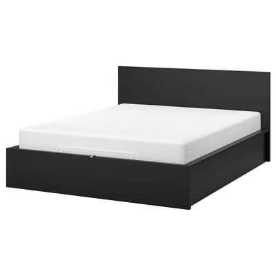 Modernes schwarzes MALM-Bett mit hohem Kopfteil und weißer Matratze. Minimalistisches Design mit schlanken Linien aus Eschenfurnier.