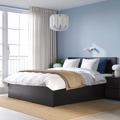 Modernes blaues Schlafzimmer mit MALM-Kingsize-Bett, weißer Bettwäsche, großem Fenster und Pendelleuchte.