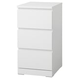 Weiße IKEA MALM Kommode mit 3 Schubladen, schlank und modern, glatte Schubladen, wandmontierbar.